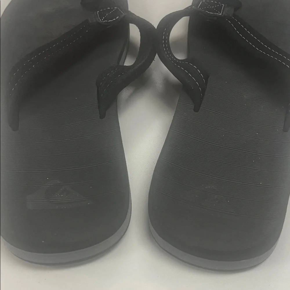 Quiksilver Men’s Black Flip-Flops size 9 / 9.5